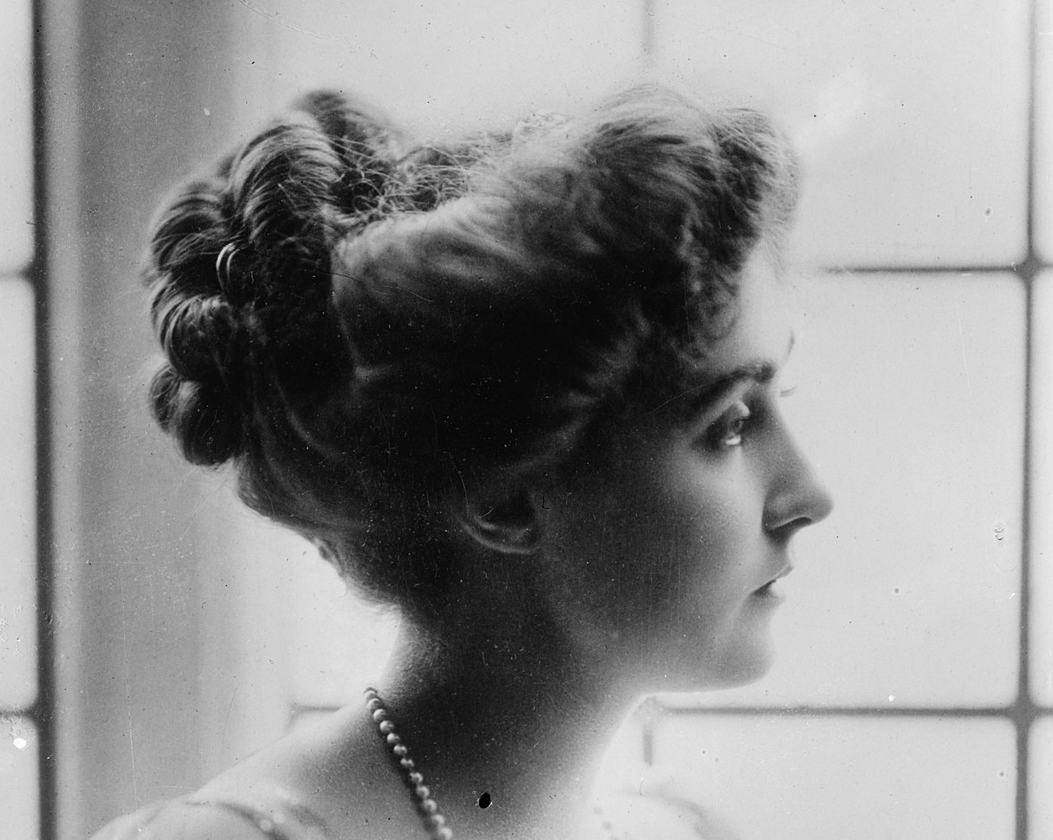 B&W photo of Patricia of Connaught looking at side - circa 1900