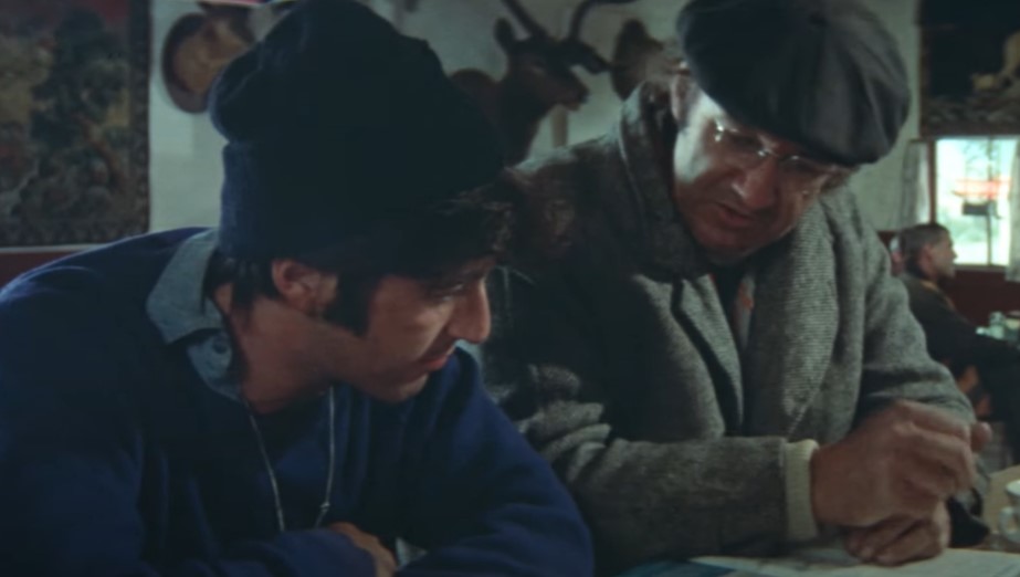 GENE HACKMAN and Al Pacino in Scarecrow sitting at a restaurant
