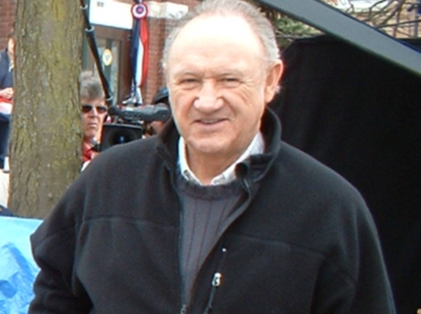 Gene Hackman on the set of the movie Welcome To Mooseport  in blue jacket