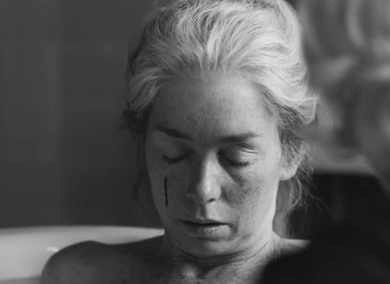 Screenshot: Gladys Pearl Baker (Julianne Nicholson) seating in bathtub with closed eyes - from Blonde (2022)