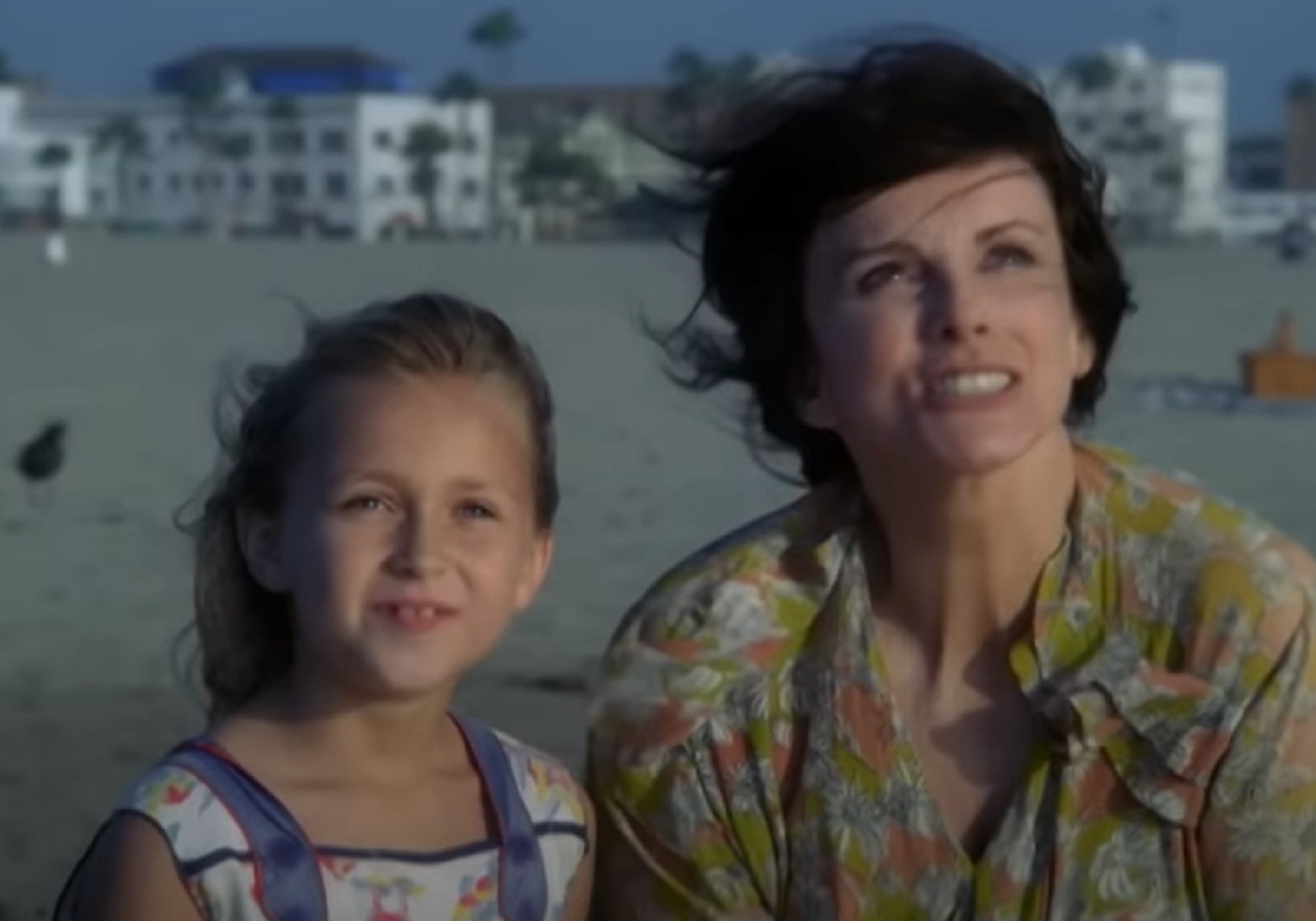 Screenshot: Gladys Pearl Baker (Patricia Richardson) is standing on the beach with her daughter - from Blonde (2001)