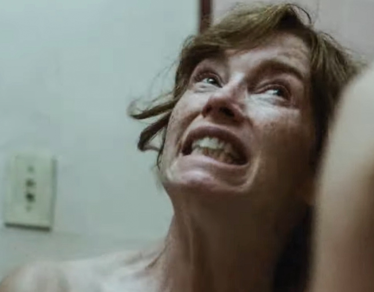 Screenshot: Gladys Pearl Baker (Julianne Nicholson) screaming and looking up  - from Blonde (2022)