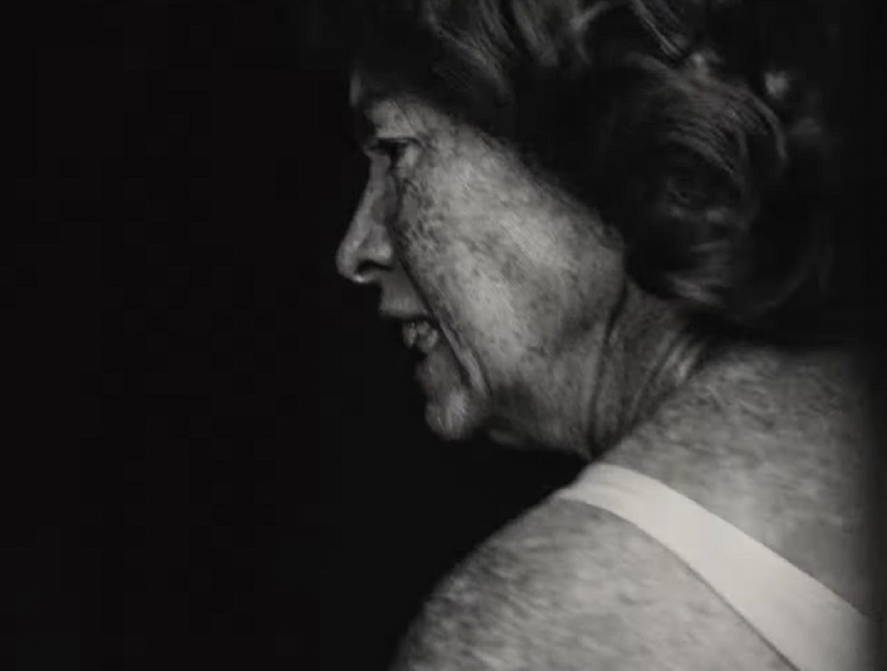 Screenshot: Gladys Pearl Baker (Julianne Nicholson) is making angry face on black background - from Blonde (2022)