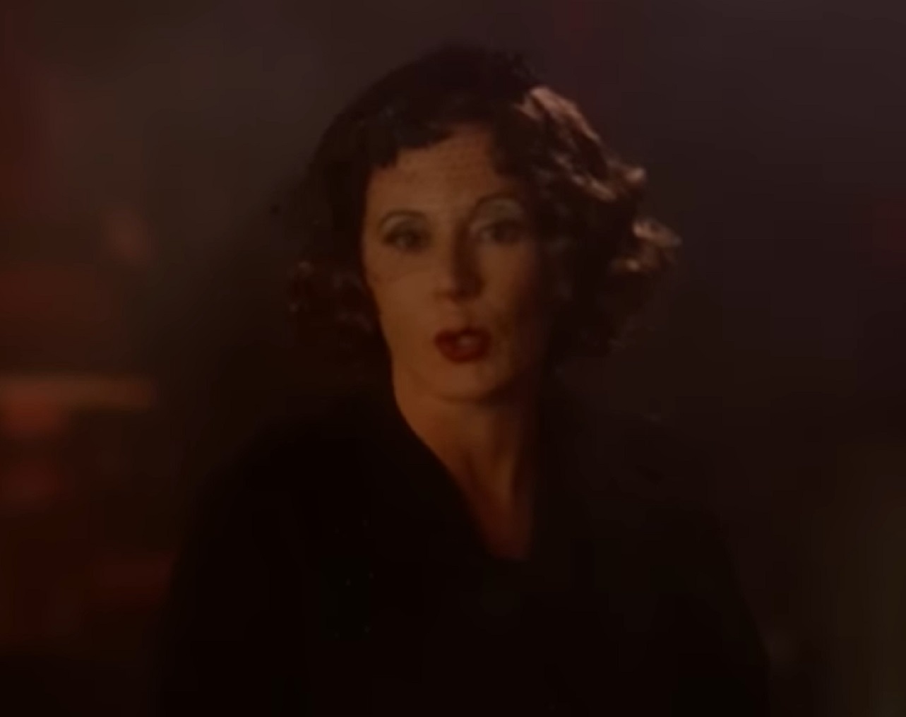 Screenshot: Gladys Pearl Baker (Patricia Richardson) is looking and talking to the camera - from Blonde (2001)