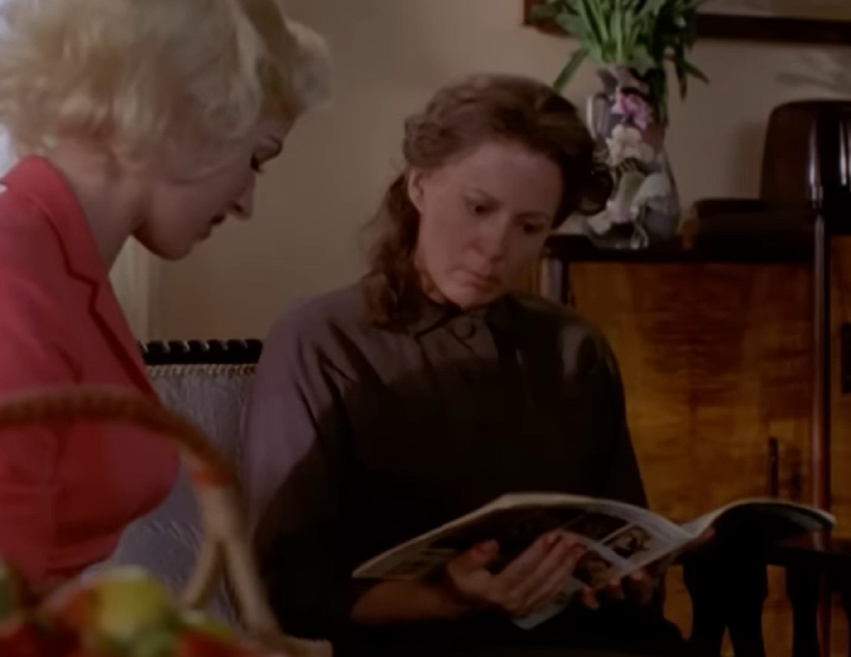 Screenshot: Gladys Pearl Baker (Patricia Richardson) is looking pictures with her daughter Marilyn Monroe - from Blonde (2001)