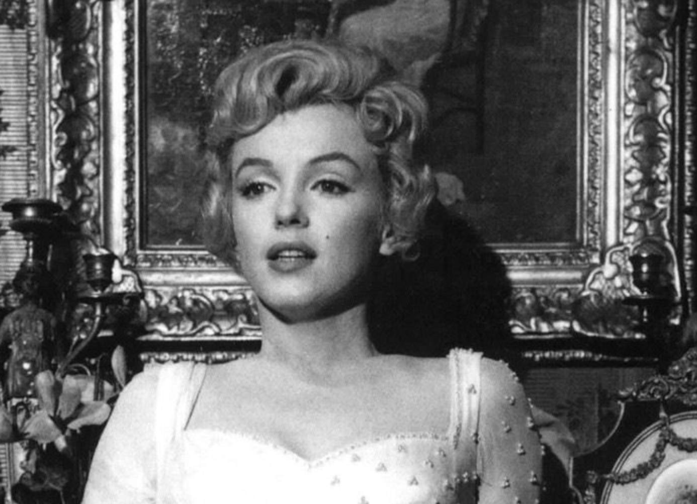 Marilyn Monroe wearing white dress is looking at front - 1957