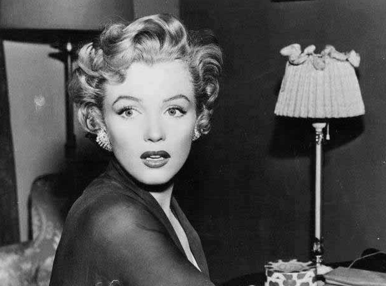 B&W photo of Marilyn Monroe is looking at side surprised - 1953
