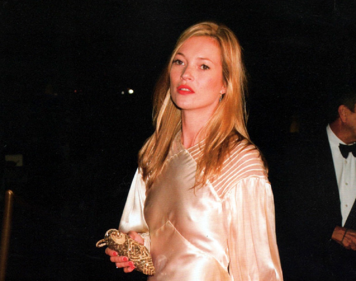 Kate Moss wearing white dress is looking at side - 2007
