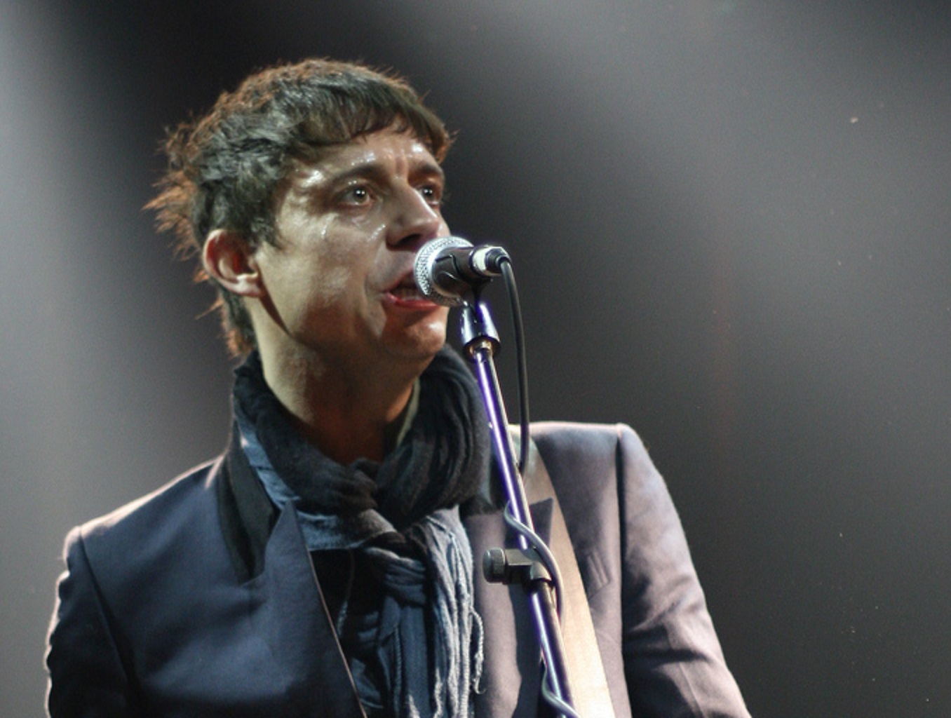 Jamie Hince is performing live in Barcelona - 2008