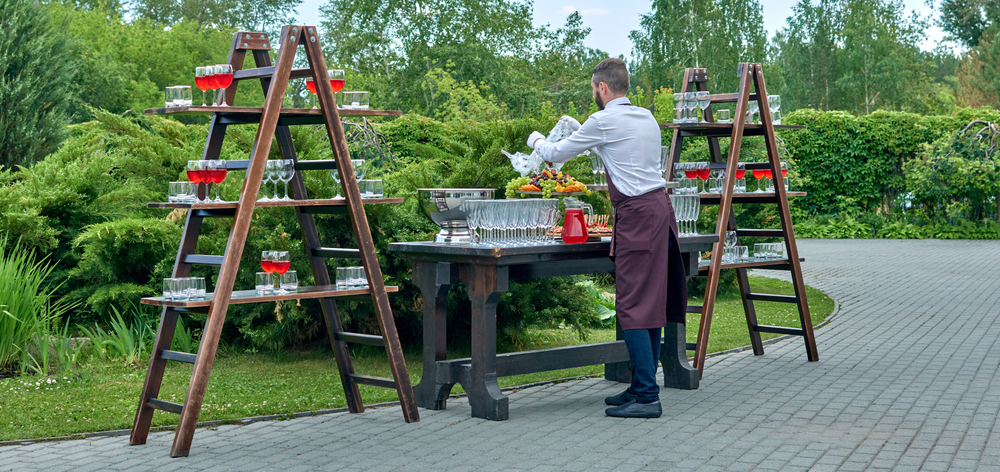wedding bar and waiter preparing drinks
