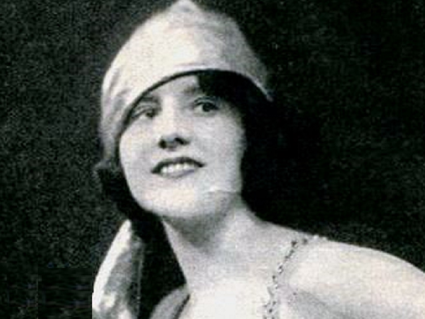 Gertrude Vanderbilt Whitney is smiling and looking at side - 1921