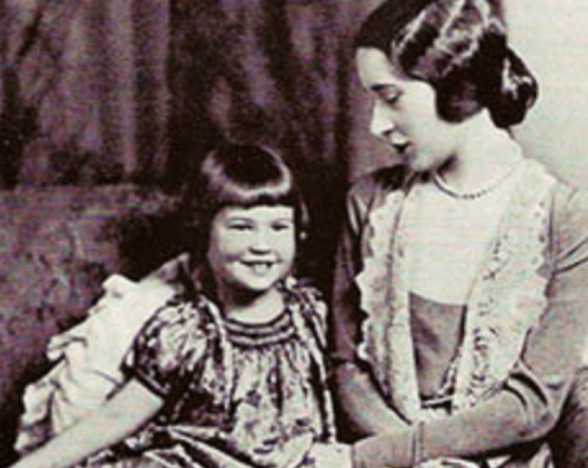 Gloria Morgan-Vanderbilt looking at her daughter Gloria Vanderbilt - 1928