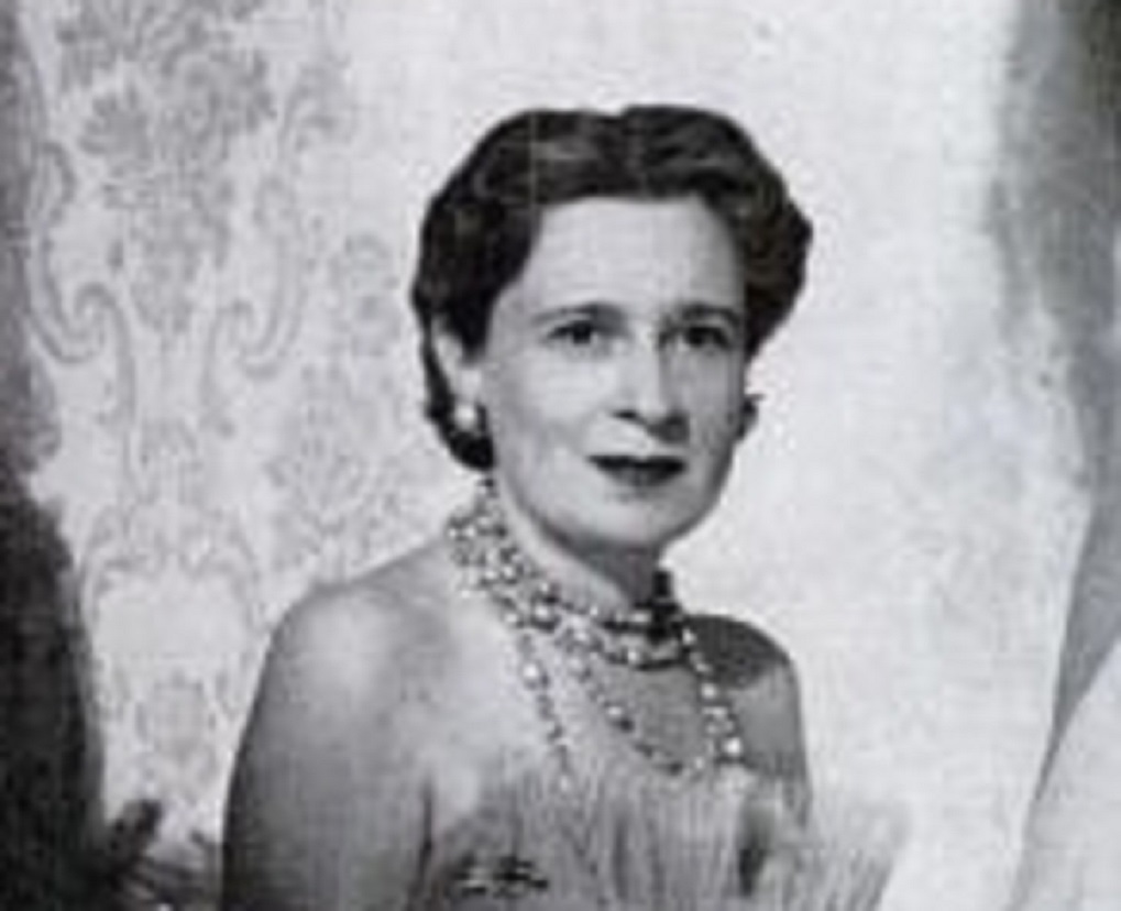 Gloria Morgan Vanderbilt wearing white suit and necklace on her neck - 1955