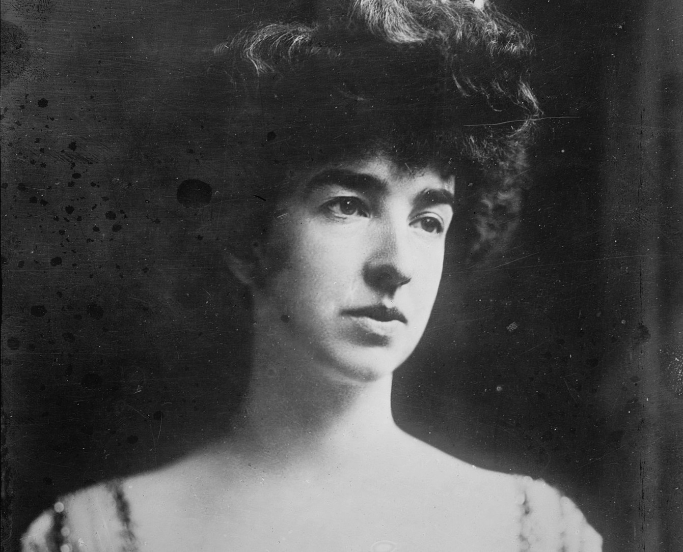 B&W photo of Gertrude Vanderbilt Whitney is looking at side.