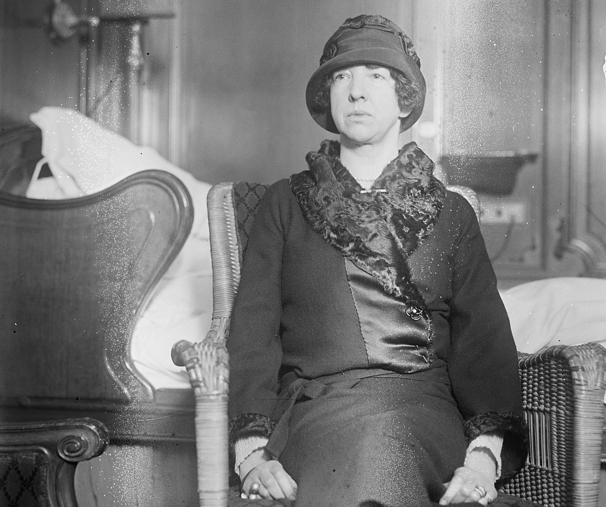 Gertrude Vanderbilt Whitney is seating on the chair and looking at site - 1900