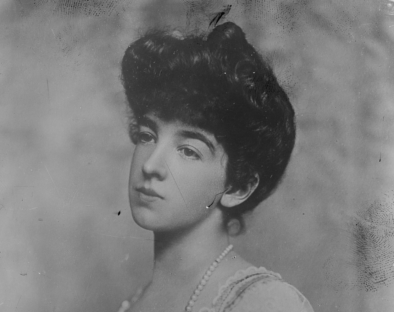Photo of Gertrude Vanderbilt Whitney ,looking at side.