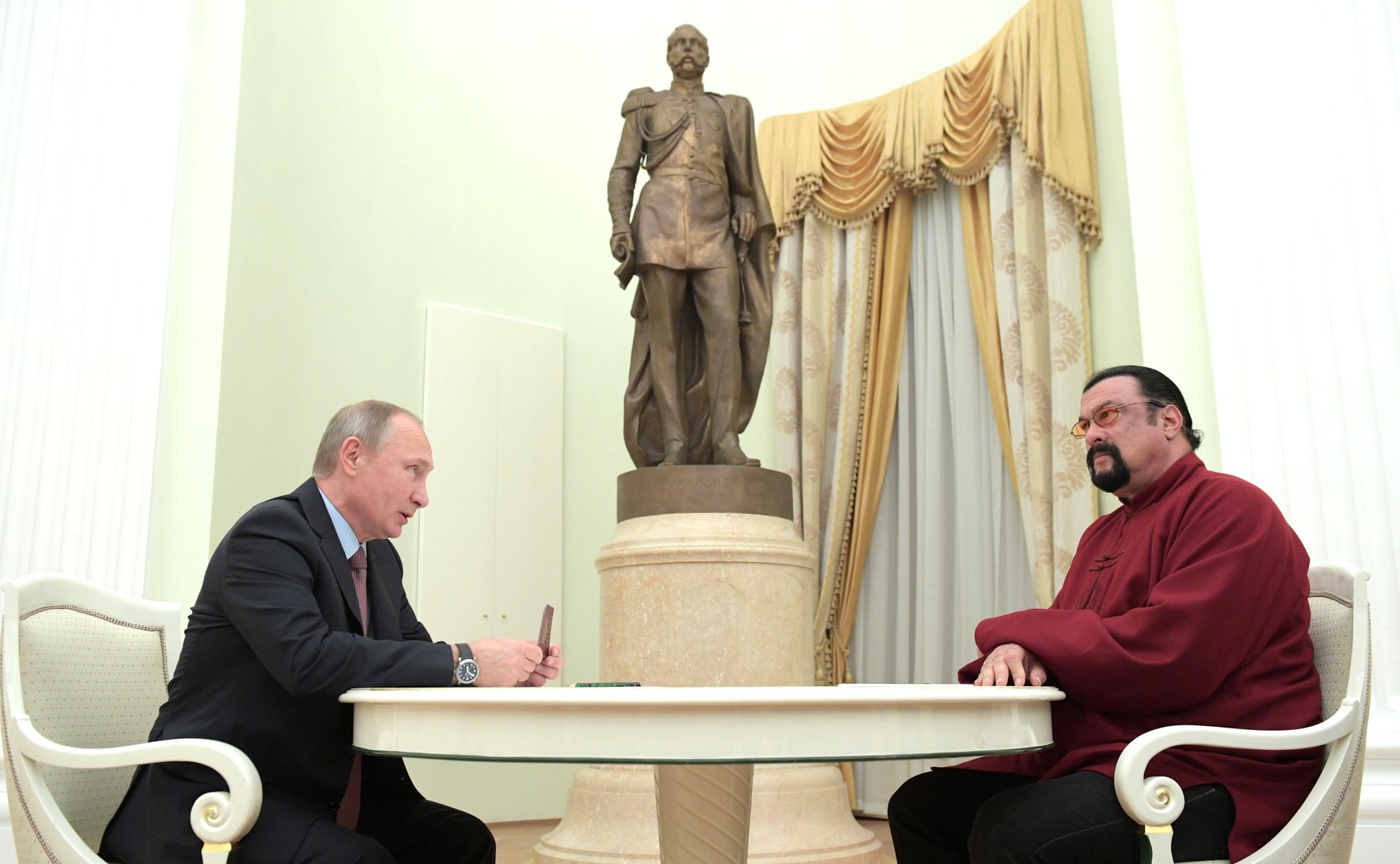 Vladimir Putin presented the actor Steven Seagal his new Russian passport - 2016
