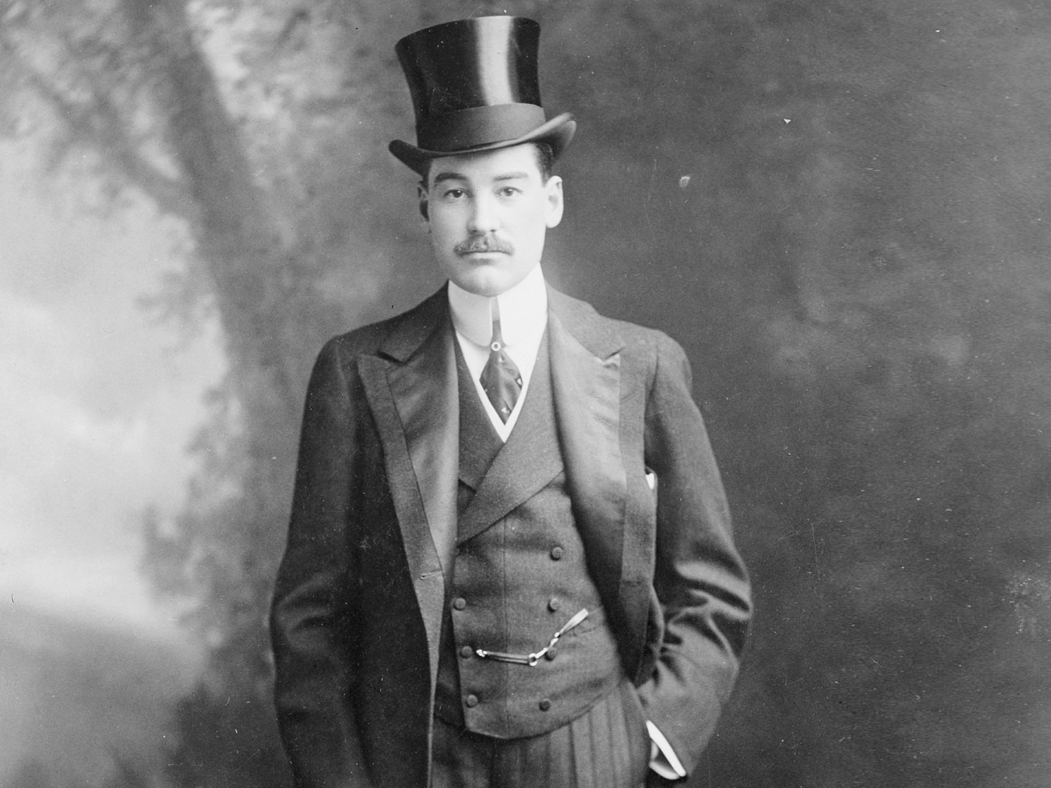 Portrait of Alfred Gwynne Vanderbilt looking at front - 1907