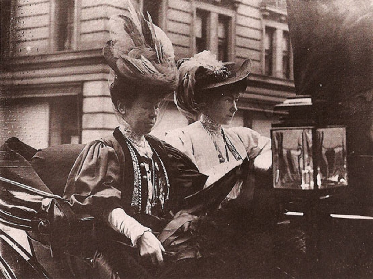 Alice Claypole Gwynne Vanderbilt And Daughter Gertrude Vanderbilt, Newport 1895