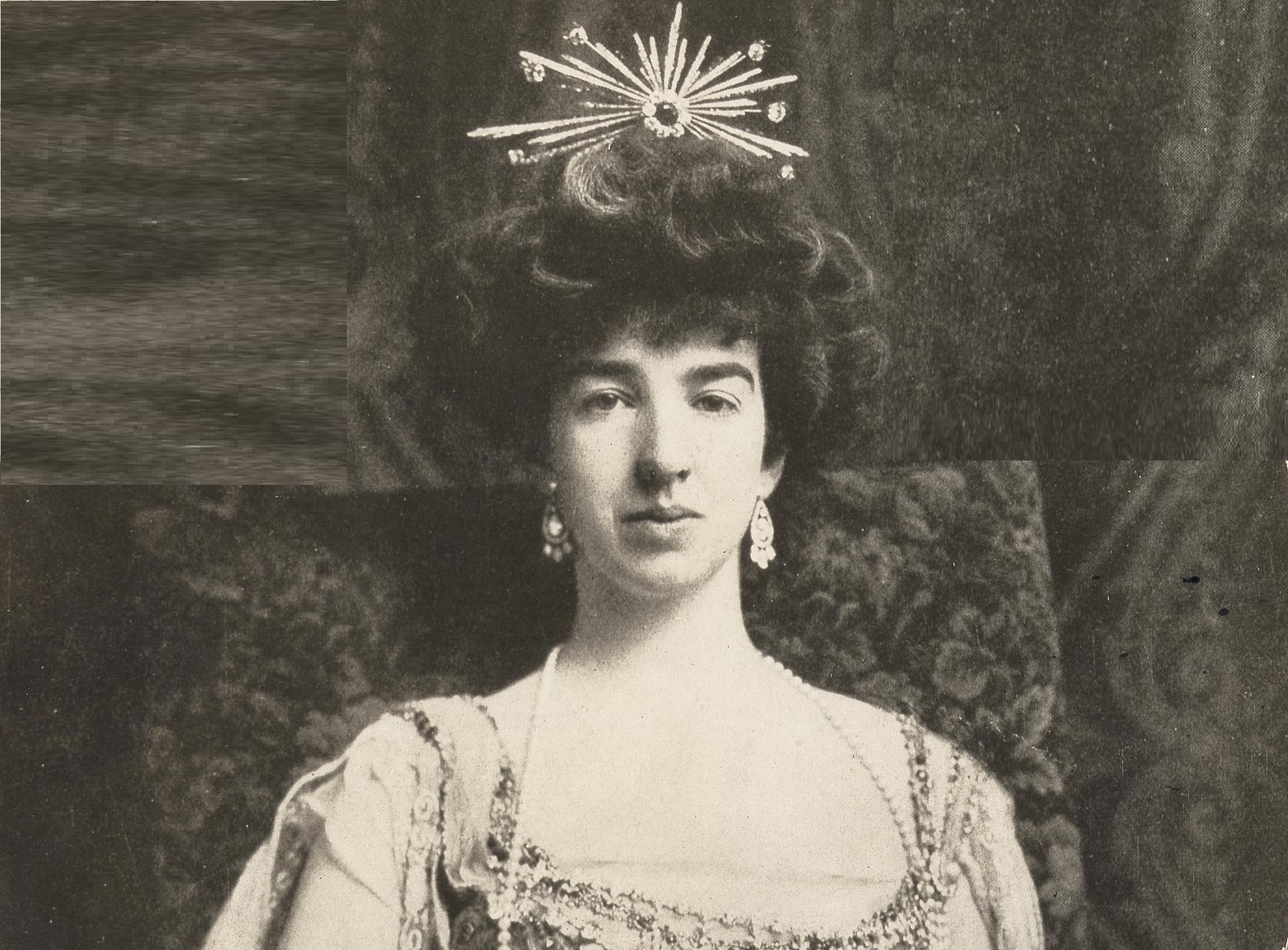 Gertrude Vanderbilt Whitney looking at front - circa 1909