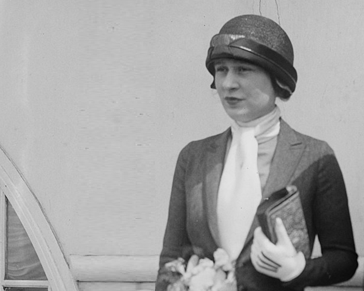 Gloria Morgan Vanderbilt is looking at side - 1924