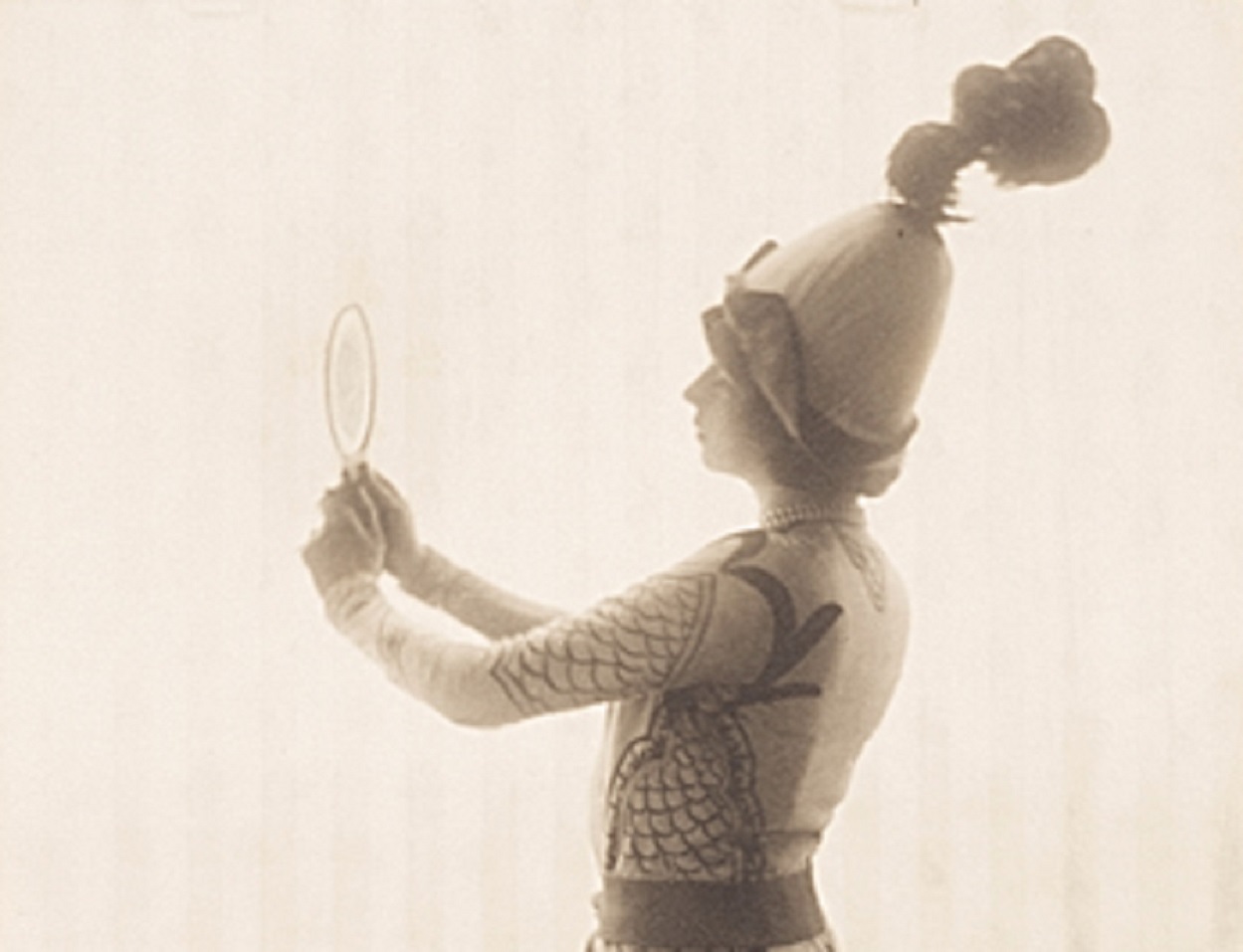 B&W photo of Gertrude Vanderbilt Whitney is looking at mirror - 1913