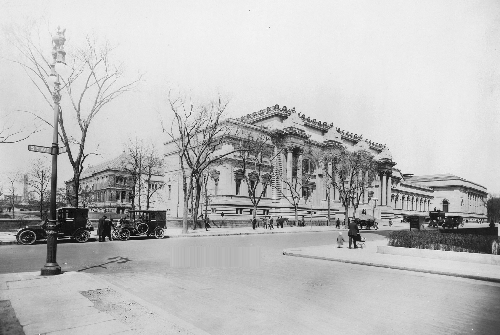 B&W photo of Metropolitan Museum of Art - 1914