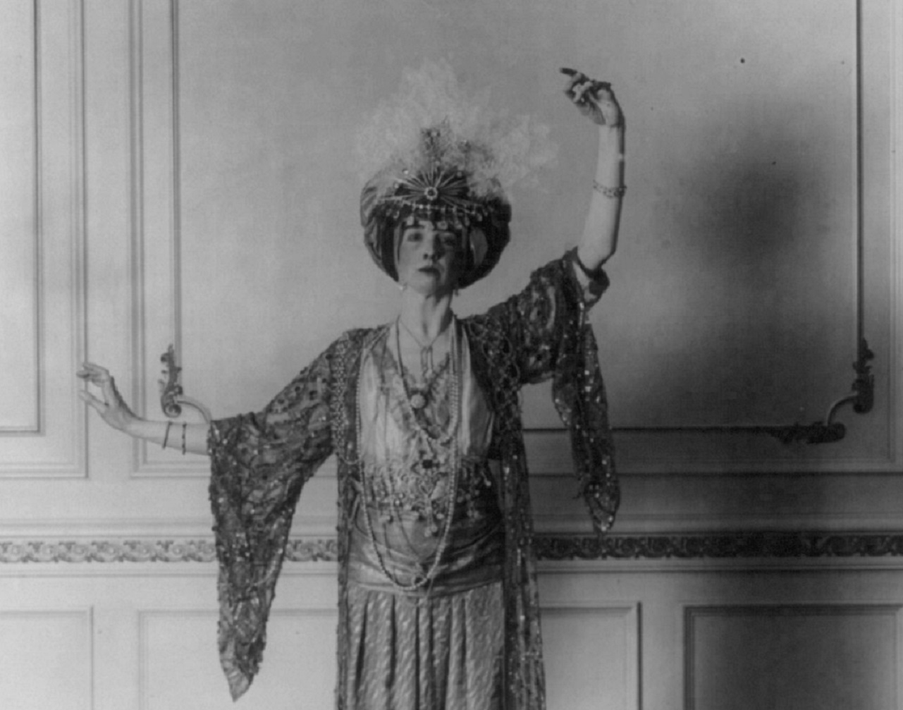 Gertrude Vanderbilt Whitney is dancing in the room - 1909