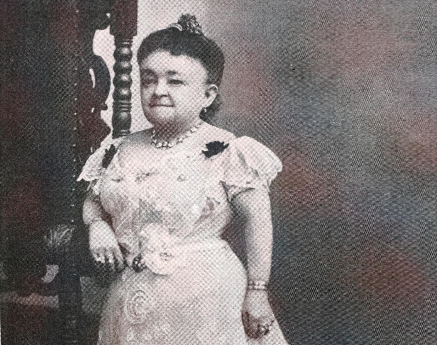 B&W photo of Lavinia Warren wearing white dress and looking at side - 1910s
