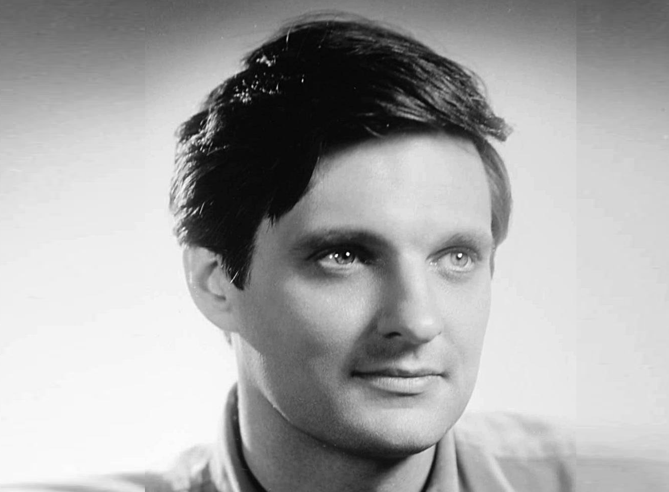 B&W portrait of Alan Alda looking at side - Circa 1960S
