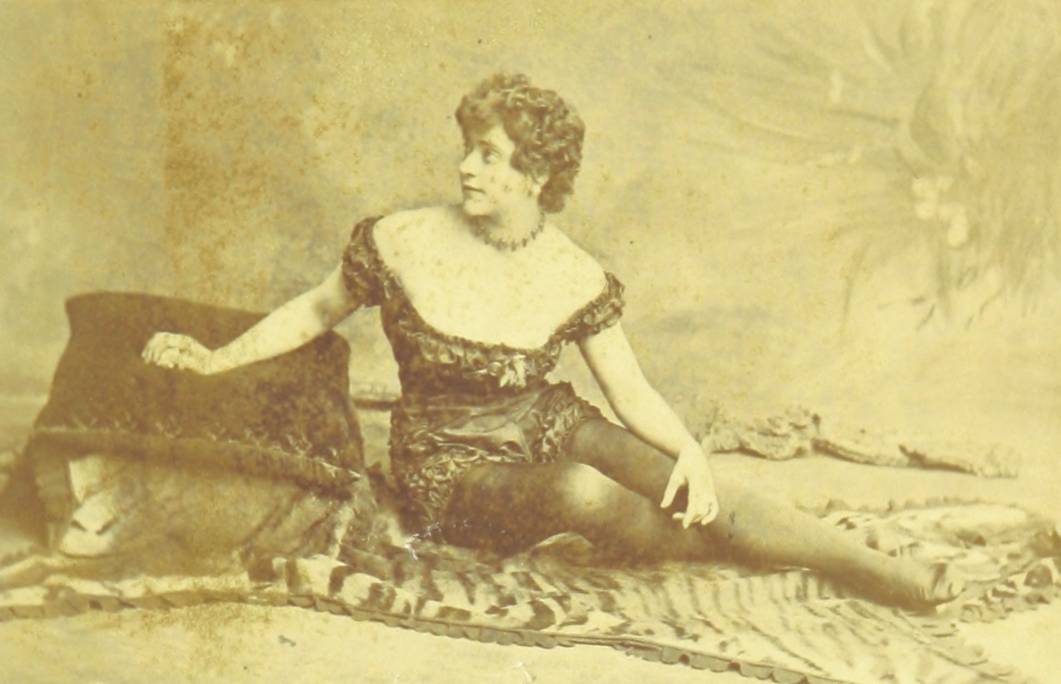 Rossa Matilda Richter  Zazel sitting on the floor