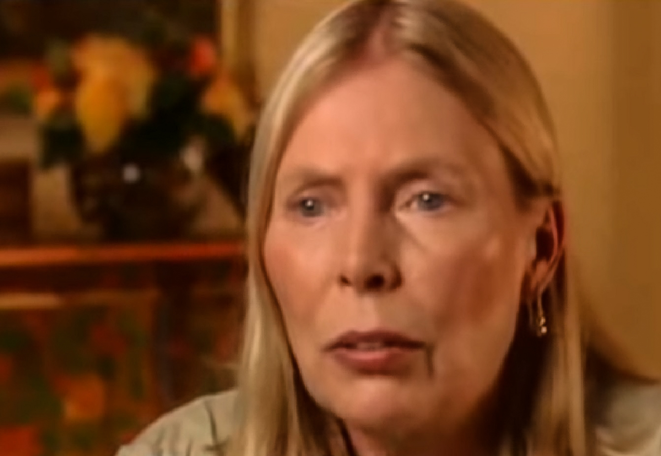 Screenshot: Joni Mitchell is looking at front with sad face - from Joni Mitchell: A Woman of Heart and Mind (2003)