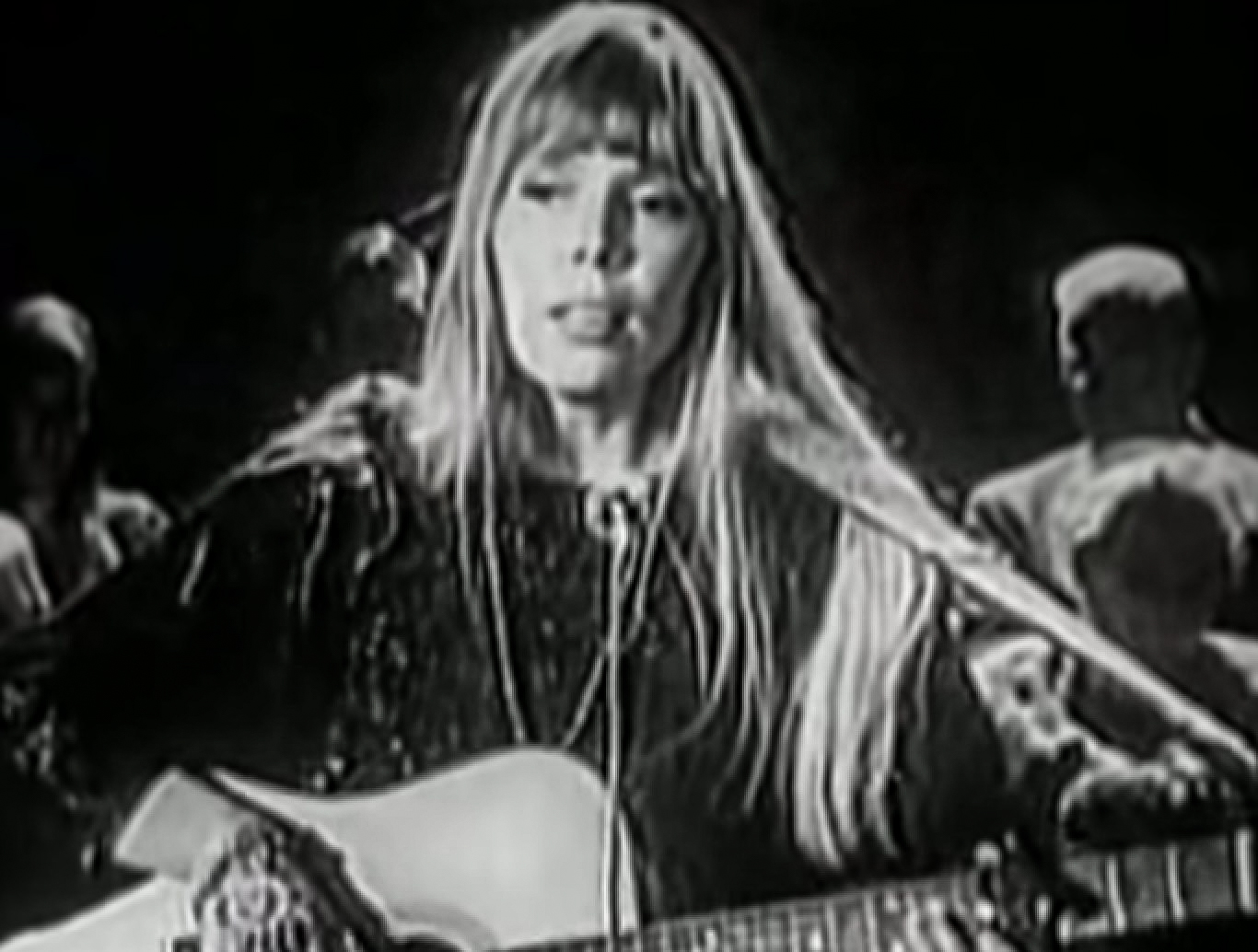 B&W Screenshot: Joni Mitchell is performing on stage with guitar - from Joni Mitchell: A Woman of Heart and Mind (2003)
