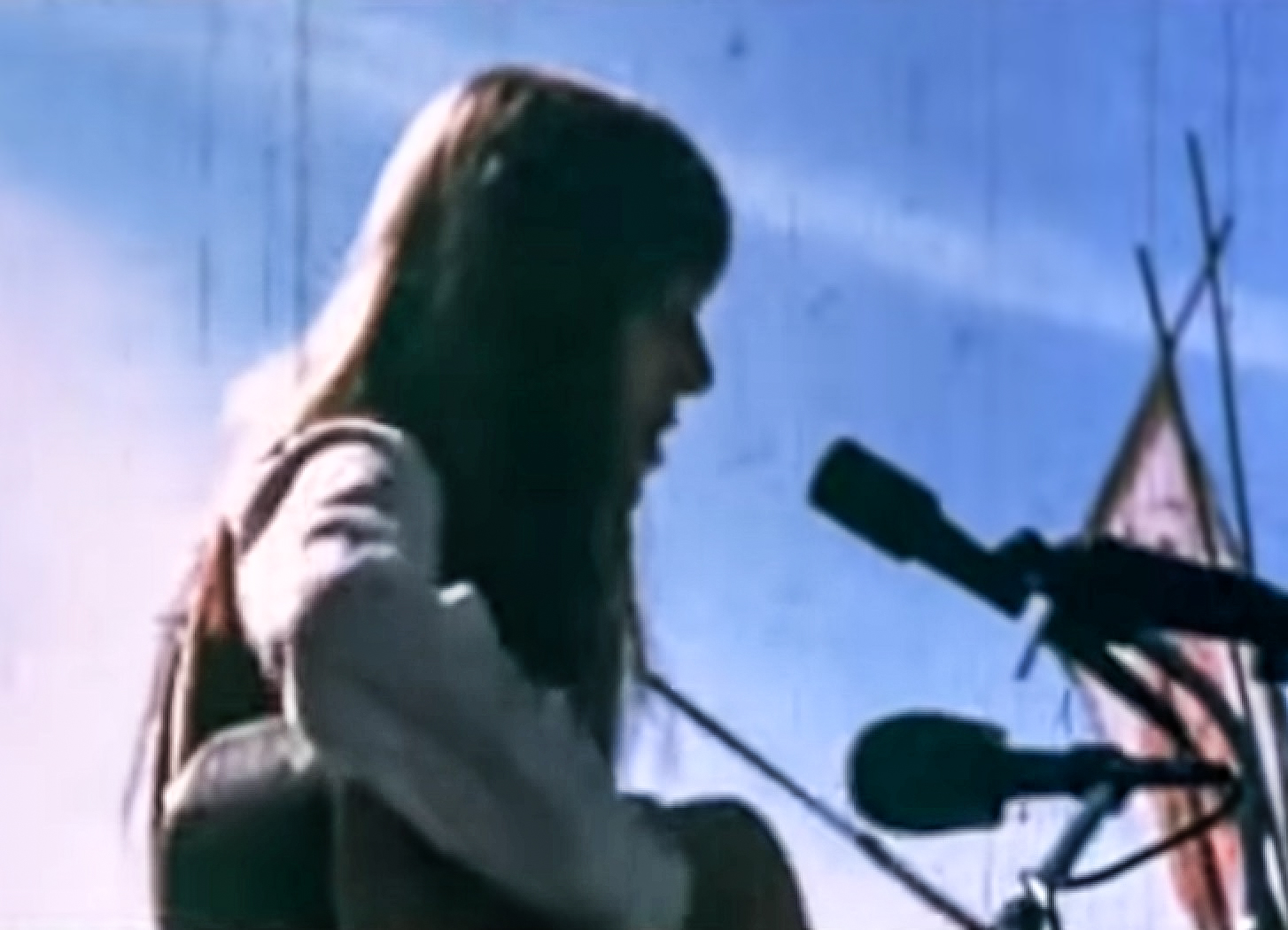 Screenshot: Joni Mitchell is performing outside - from Joni Mitchell: A Woman of Heart and Mind (2003)