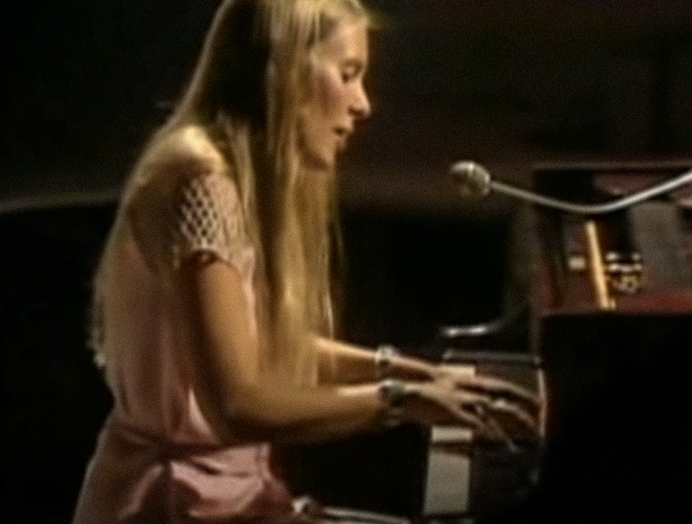 Screenshot: Joni Mitchell is performing live on piano - from Joni Mitchell: A Woman of Heart and Mind (2003)