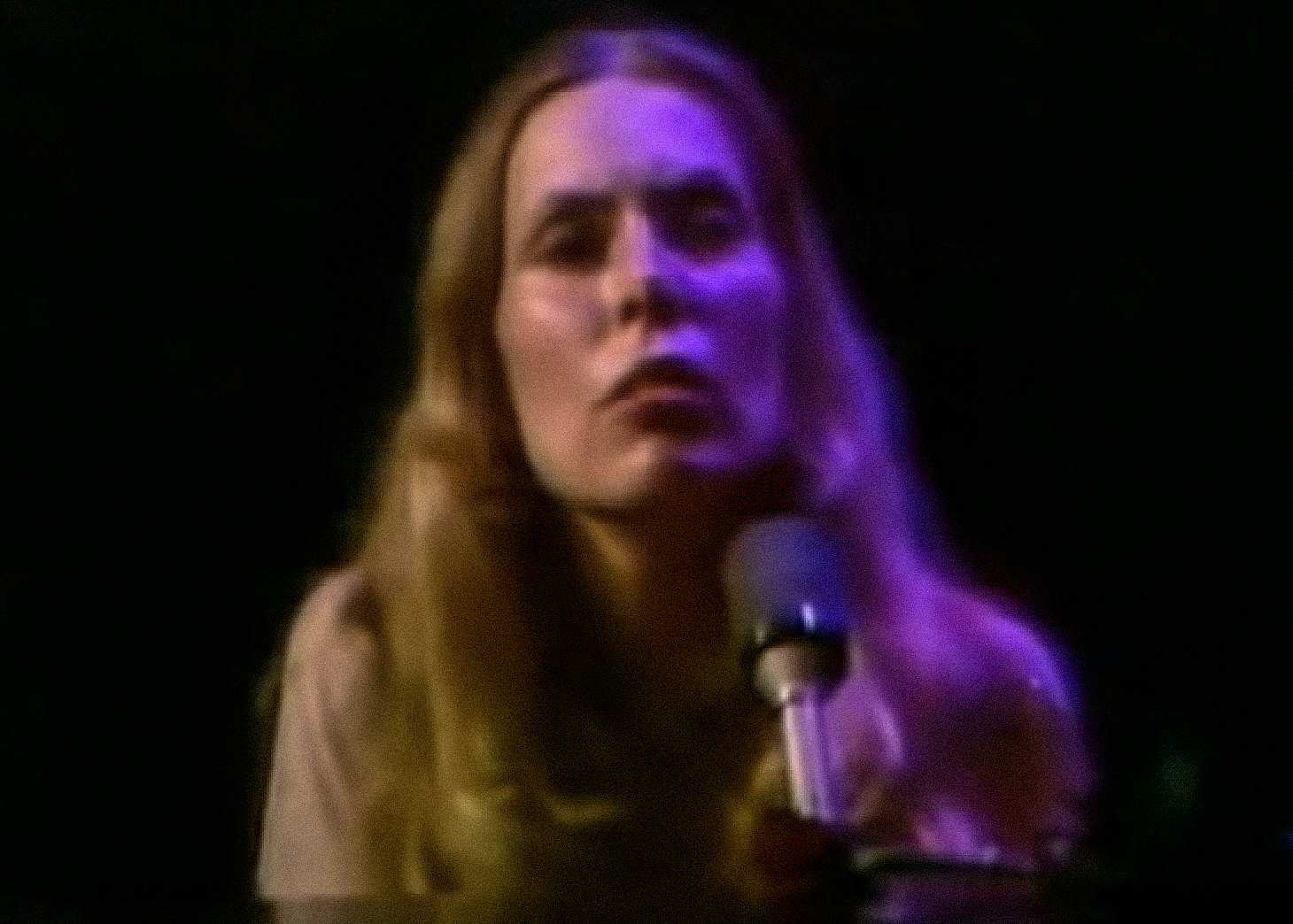 Screenshot: Joni Mitchell is performing live on stage - from Joni Mitchell: A Woman of Heart and Mind (2003)