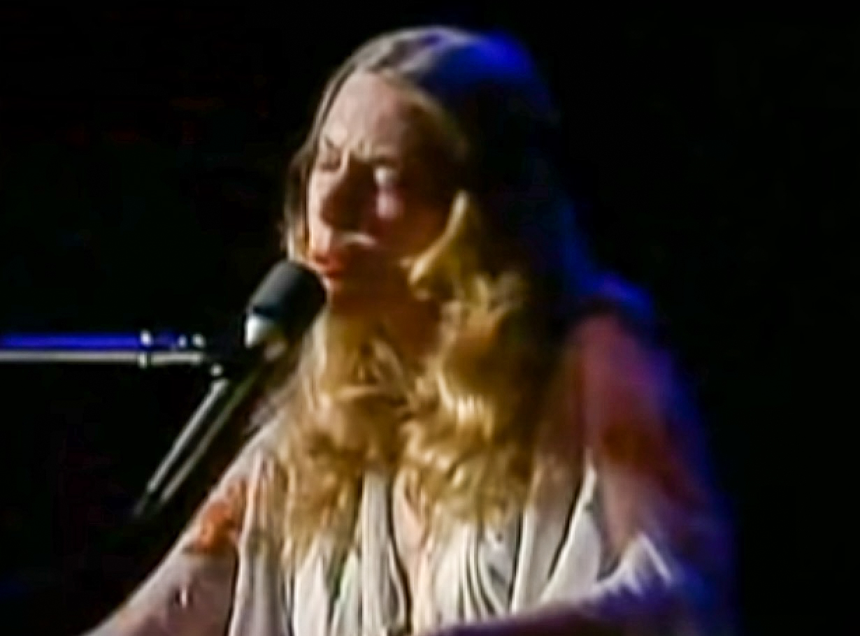 Screenshot: Joni Mitchell is performing on stage - from Joni Mitchell: A Woman of Heart and Mind (2003)