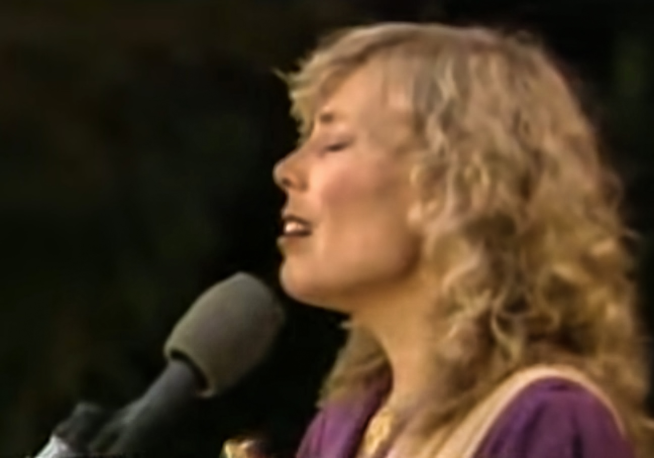 Screenshot: Joni Mitchell is performing on stage - from Joni Mitchell: A Woman of Heart and Mind (2003)