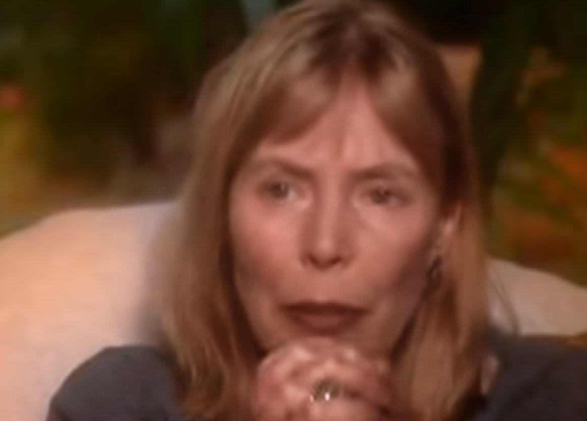 Screenshot: Joni Mitchell is looking upset - from Joni Mitchell: A Woman of Heart and Mind (2003)