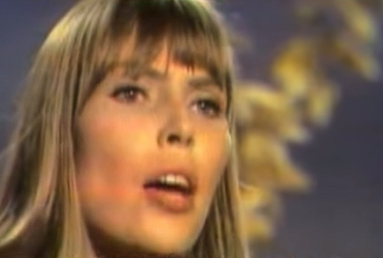 Screenshot: Joni Mitchell is looking at side with sad face - from Joni Mitchell: A Woman of Heart and Mind (2003)