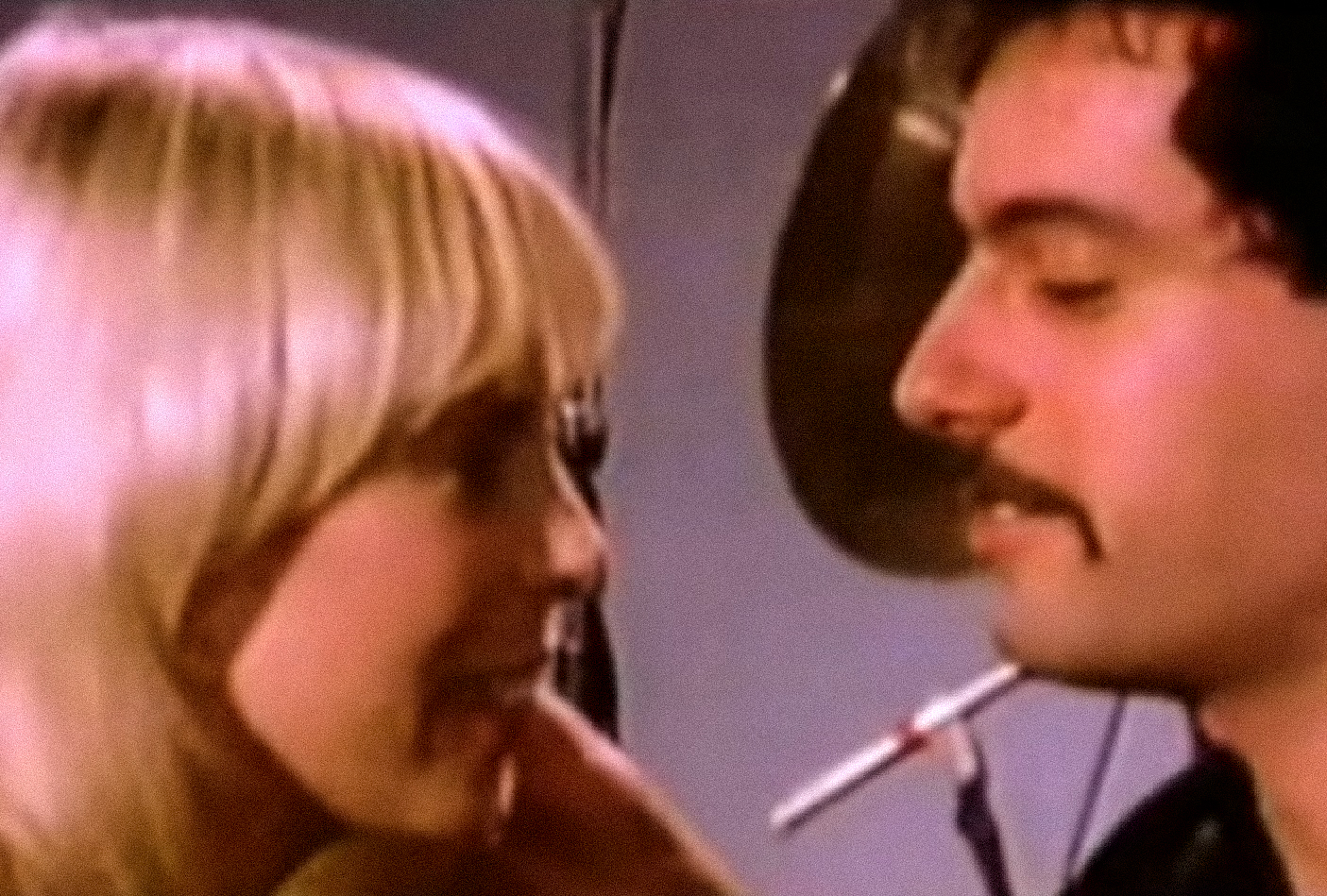 Screenshot: Joni Mitchell and Larry Klein are standing next to each other - from Joni Mitchell: A Woman of Heart and Mind (2003)