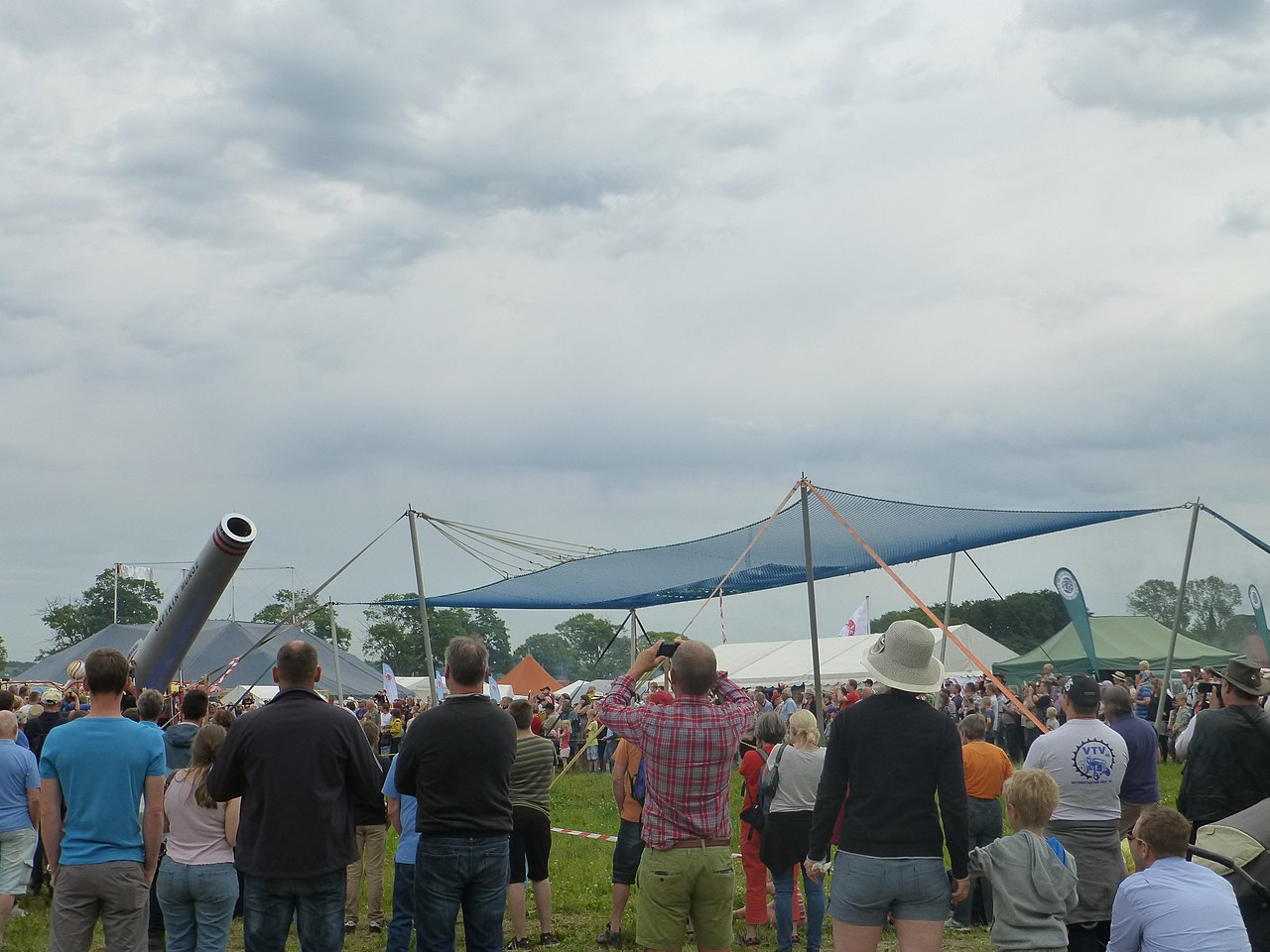 The human cannonball Captain Muñoz and a safety net
