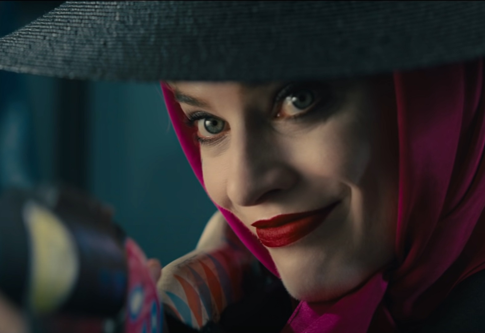 Screenshot: Harley Quinn (Margot Robbie) is smiling - from Birds of Prey (2020)