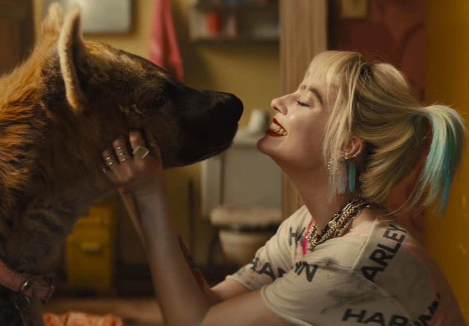 Screenshot: Harley Quinn (Margot Robbie) is playing with hyena and smiling - from Birds of Prey (2020)