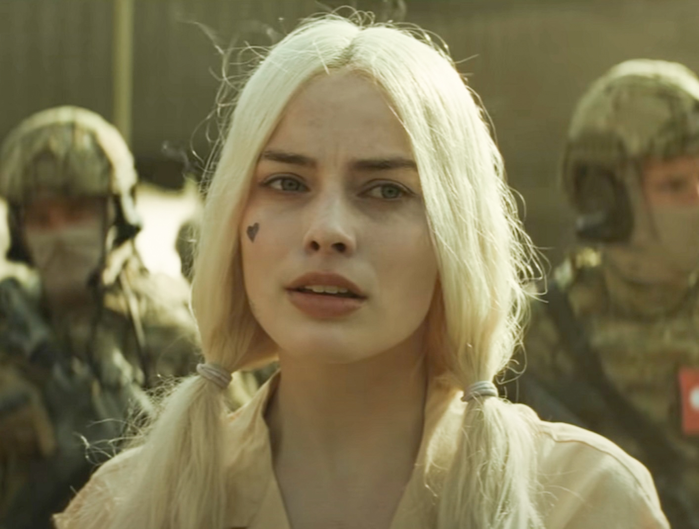 Screenshot: Harley Quinn (Margot Robbie) wearing white jacket,looking at side  - from Suicide Squad (2016)