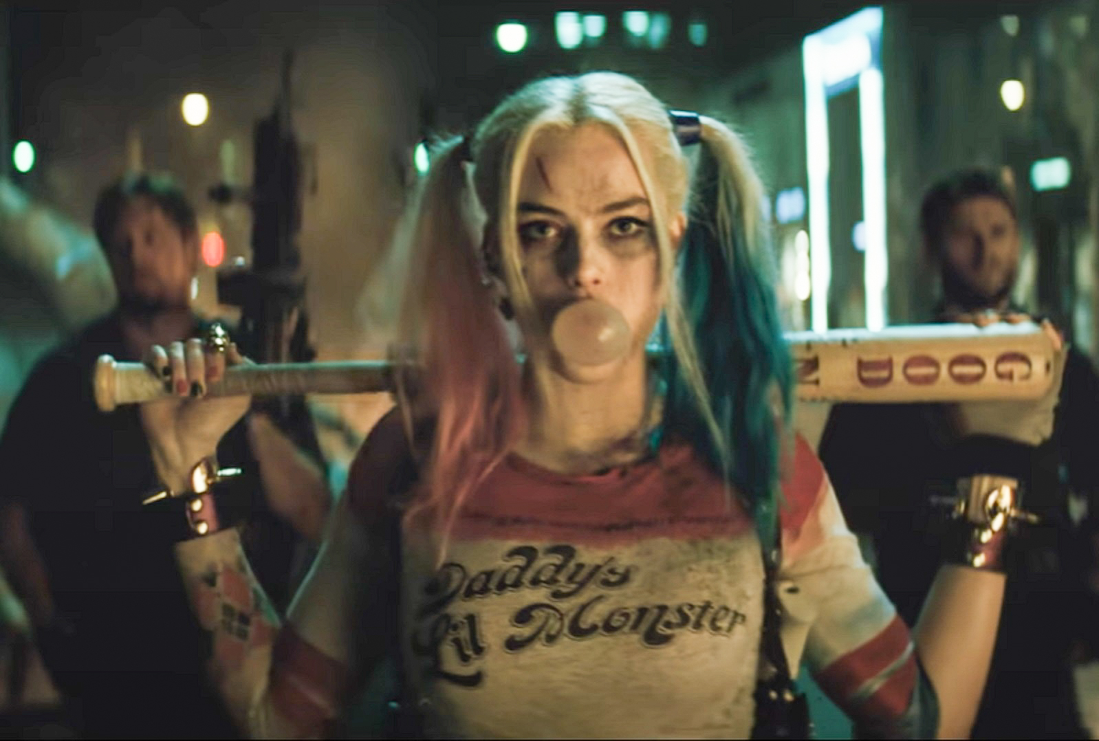 Screenshot: Harley Quinn (Margot Robbie) wearing t-shirt “Daddy’s Little Monster” - from Suicide Squad (2016)