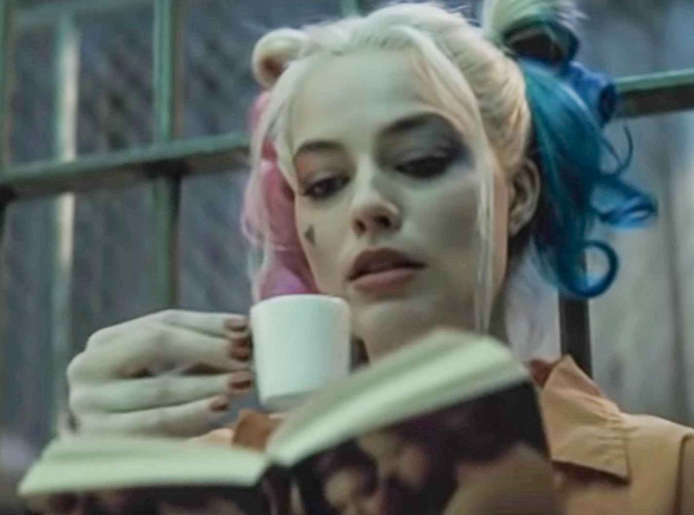 Screenshot: Harley Quinn (Margot Robbie) is reading a book - from Suicide Squad (2016)