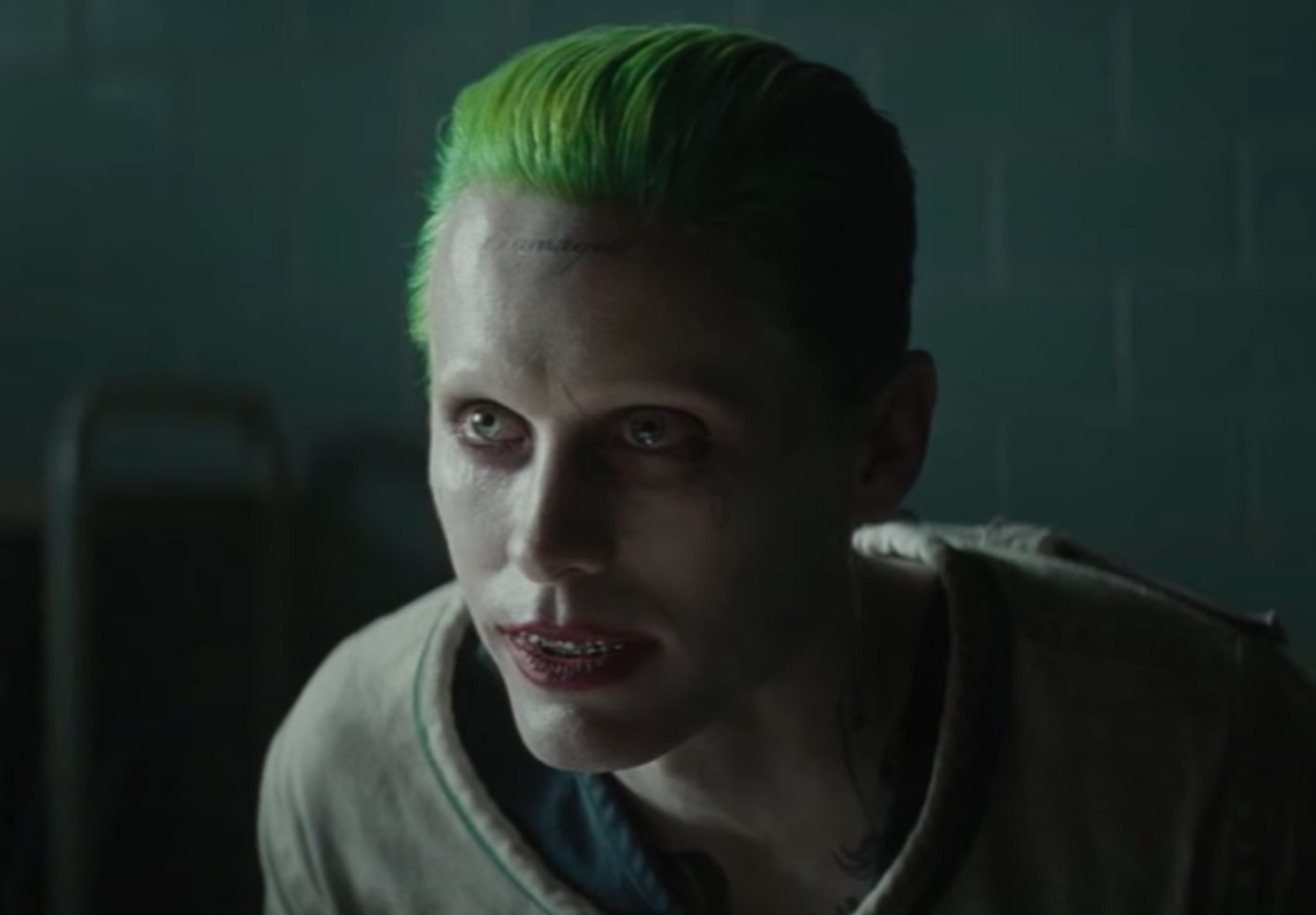 Screenshot: The Joker (Jared Leto) with green hair wearing grey shirt - from Suicide Squad (2016)