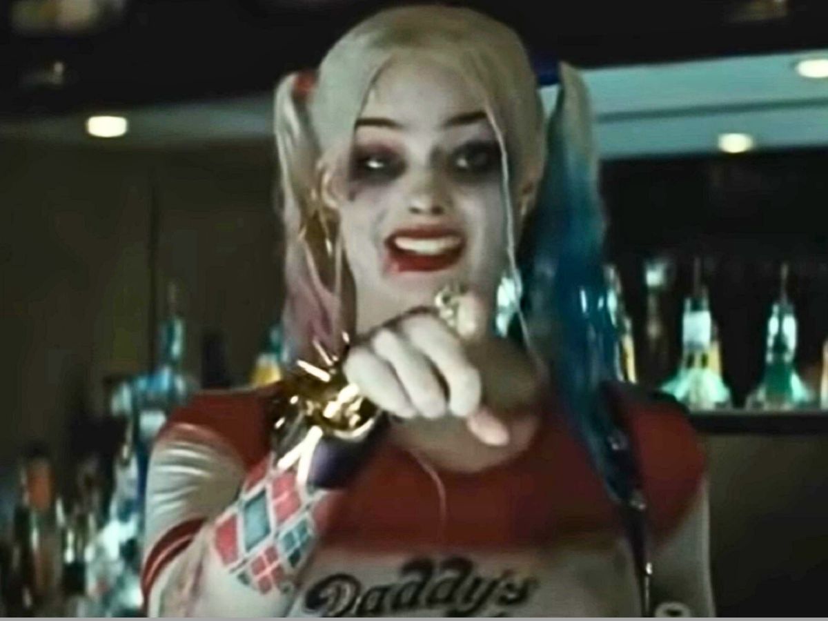 Screenshot: Harley Quinn (Margot Robbie) is pointing with finger - from Suicide Squad (2016)