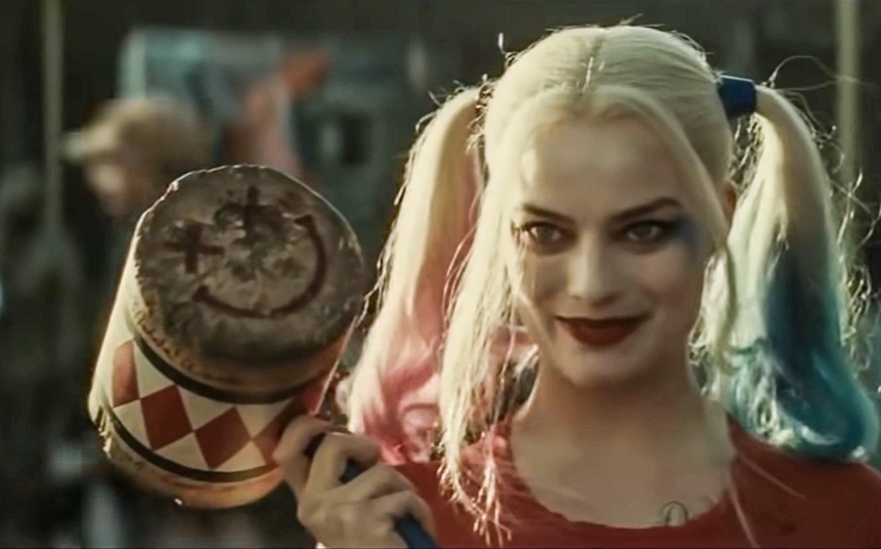 Screenshot: Harley Quinn (Margot Robbie) holding big hammer in her hands - from Suicide Squad (2016)